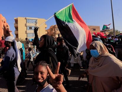 Un grupo de mujeres marchan durante una manifestación, el pasado 24 de enero, contra el régimen militar tras el golpe de estado del mes pasado en Jartum, Sudán.