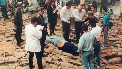 El cuerpo sin vida de Pablo Escobar en el techo de Medellín.