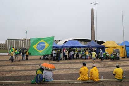 Seguidores de Bolsonaro, concentrados este jueves ante el cuartel general del Ejército en Brasilia reclamando una intervención militar.