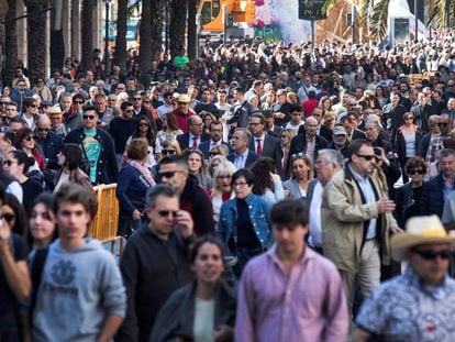 Gente caminando por el centro de Valencia, el pasado marzo.