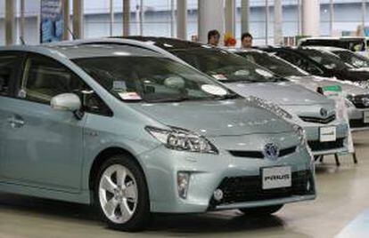 Varios vehículos híbridos de Toyota durante una exposición de coches en Tokio (Japón). EFE/Archivo