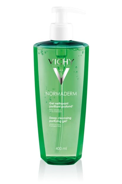 Gel limpiador en profundidad de la línea 'Normaderm' de Vichy. Es perfecto para limpiar las pieles con poros abiertos y brillos. Deja sensación de frescor (11,75 euros el formato de 200 ml y 17,80€ el de 400).