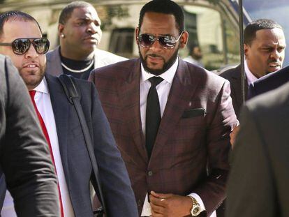 R. Kelly (centro), el pasado 26 de junio en el tribunal de Chicago.
