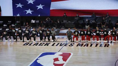 Jugadores de los Booklyn Nets y los Toronto Raptors protestan contra el racismo.