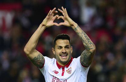 Vitolo celebra el cuarto gol del Sevilla al Málaga.