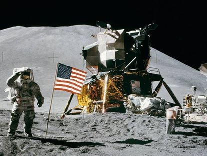 James Irwin, que saluda a la bandera durante su visita a la Luna, muri&oacute; de un ataque al coraz&oacute;n