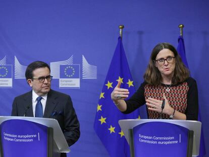  La comisaria europea de Comercio, Cecilia Malmström, en rueda de prensa este jueves junto al secretario mexicano de Economía, Ildefonso Guajardo. EFE/ Aris Oikonomou