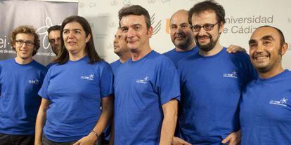 Eduardo Gonz&aacute;lez (cuarto a la derecha), junto al equipo de CEI-MAR.
