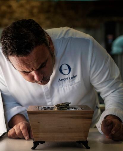 Ángel León aviva el fuego de una pequeña brasa durante la preparación de uno de sus más célebres bocados, con la sardina como protagonista.