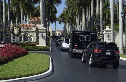La caravana presidencial de Donald Trump se adentra en su mansión de Mar-a-Lago.