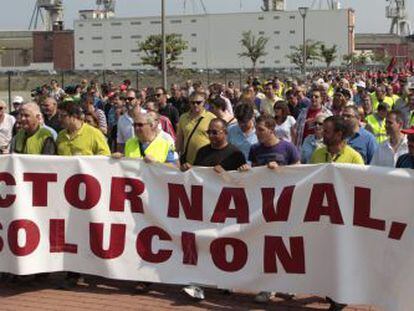 Trabajadores de los astilleros vizcaínos, durante la marcha desde Sestao hasta Santurtzi.