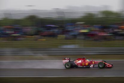 Fernando Alonso rueda sobre el asfalto del trazado chino.