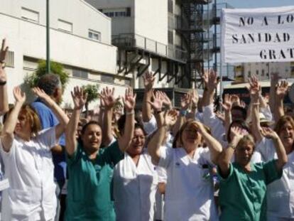 Protesta a las puertas del Hospital Virgen Macarena de Sevilla por los recortes en sanidad.