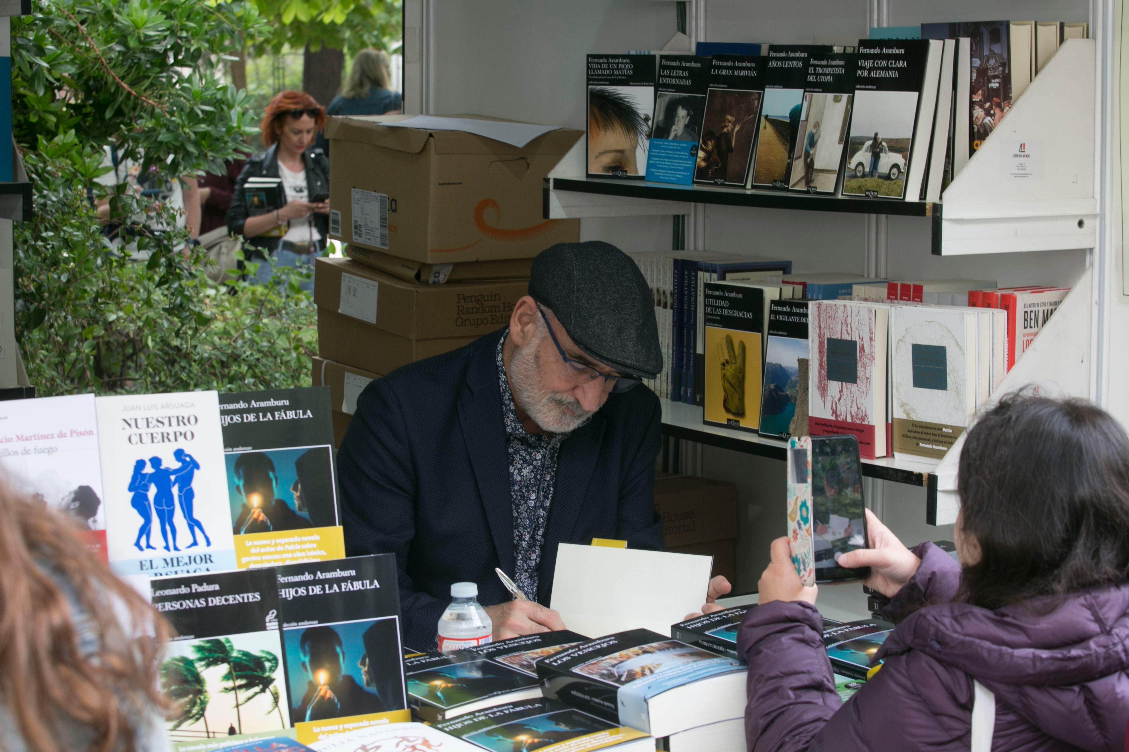 Fernando Aramburu ha sido otro de los autores que ha participado en la jornada del sábado de la Feria del Libro de Madrid.
