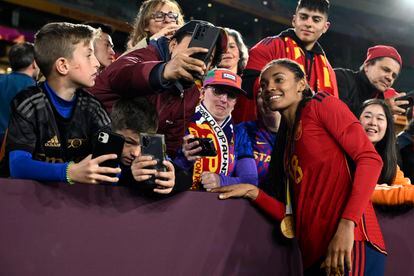 Salma Paralluelo se fotografía con seguidores en el Estadio Australia de Sídney.  