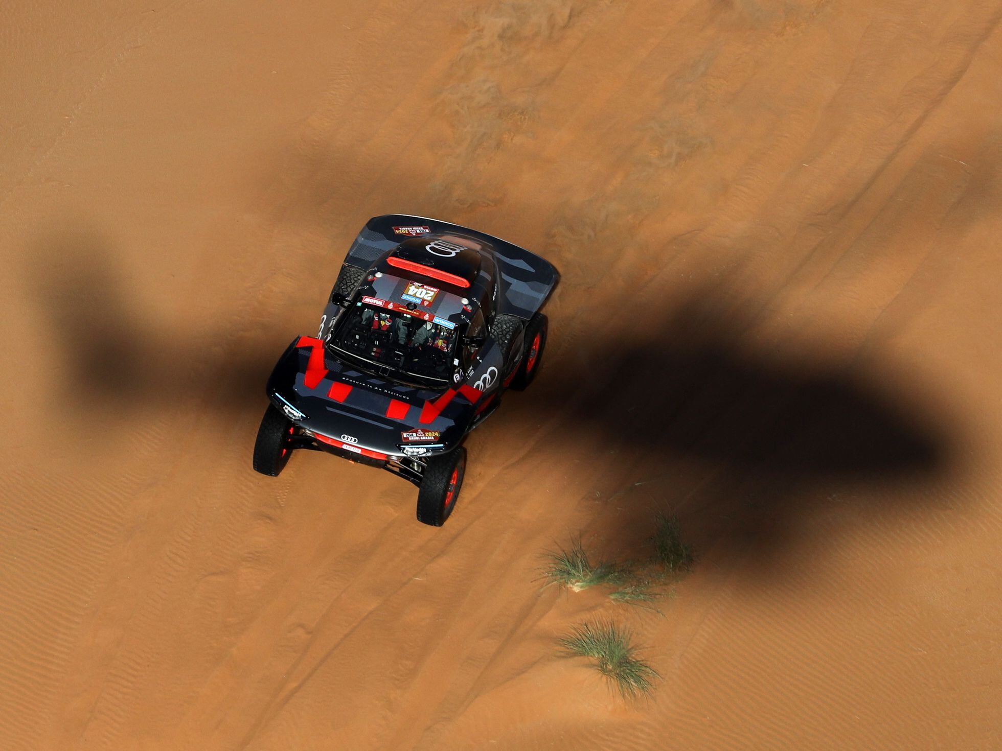 Carlos Sainz doma las dunas y recupera el liderato del Dakar en el