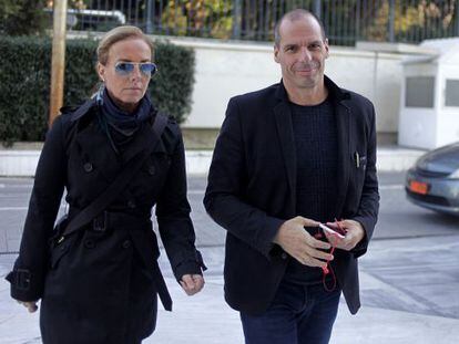 Varufakis i la seva dona arriben al Parlament grec.