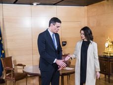 Pedro Sánchez saluda a Inés Arrimadas en una sala del Congreso de los Diputados, el pasado diciembre.