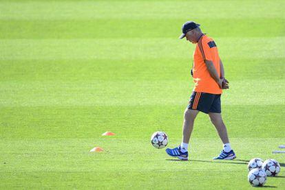 Ancelotti, durante el entrenamiento de ayer.