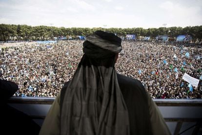 Un hombre afgano vigila a la multitud concentrada en un estadio de Herat, durante un acto de la campaña electoral del candidato Abdullah Abdullah.