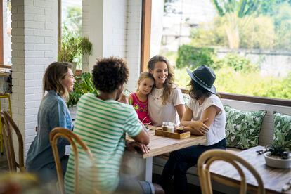 El distanciamiento entre amigos con hijos y amigos sin hijos: ¿a quién hay  que culpar? | Estilo de vida | EL PAÍS