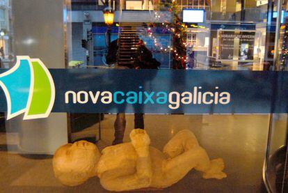 El nombre y el logotipo de la nueva caja en la antigua sede central de Caixa Galicia, en A Coruña.