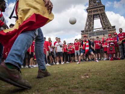 Aficionados del Liverpool improvisan un partito delante de la Torre Eiffel.