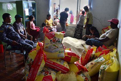 Las fuerzas de seguridad y los voluntarios de Unicef se encargan de repartir el arroz entre las víctimas del seísmo.