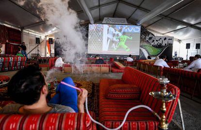 Un hombre ve el partido entre Arabia Saudí y Uruguay mientras fuma en un resort del Mar Rojo en Yeda (Arabia Saudí), el 20 de junio de 2018.