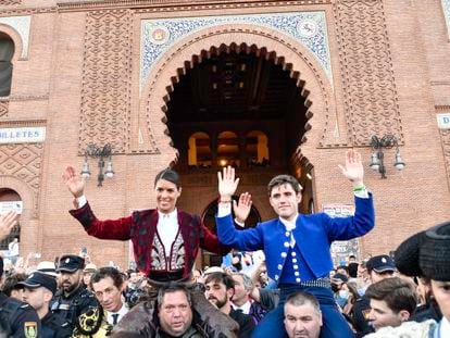 Lea Vicens y Guillermo Hermoso de Mendoza, a hombros por la Puerta Grande de Las Ventas.