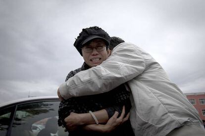 Liu Xia (izquierda) abrazada por un amigo fuera del centro de detenci&oacute;n de Huairou.