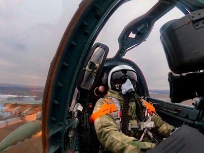 Un piloto ruso maneja un caza SU-25 en una captura de un vídeo distribuido en marzo por el Ministerio de Defensa de Rusia.
