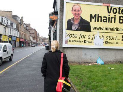 Mhairi Black, candidata del Partido Nacionalista Escocés (SNP), contempla un cartel electoral con su imagen en Paisley.