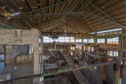 Interior de un edificio minero industrial en ruinas en Portmán.