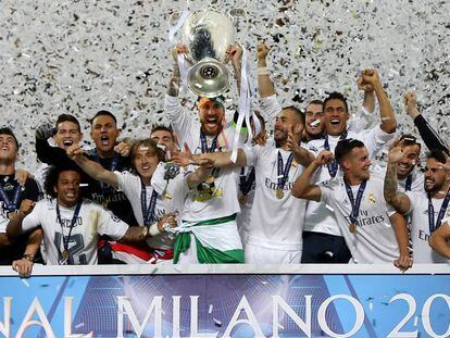 Los jugadores del Madrid celebran el título.