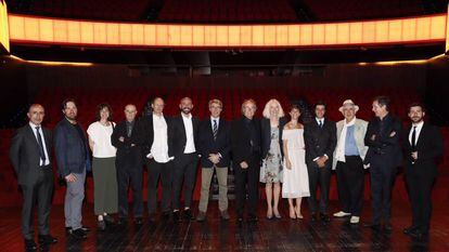 Los galardonados con el Premio de la Cultura de la Comunidad de Madrid junto al presidente en funciones de la región, Ángel Garrido (centro) y el consejero de Cultura, Jaime de los Santos.