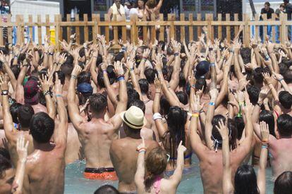 Asistentes al Arenal Sound en el escenario Pool Stage del Arenal Sound