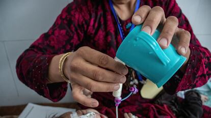Zakia, de un mes y medioy con desnutrición aguda grave con complicaciones, está siendo alimentada por su madre con leche terapéutica en el Centro de Alimentación Terapéutica del Hospital Regional de Herat, en Irak.