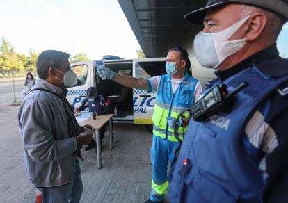 Personal sanitario toma la temperatura a un vecino de Vallecas, este martes.