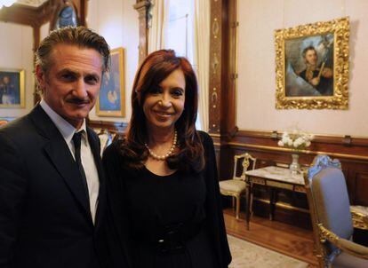 La presidenta de Argentina, Cristina Fernández y el actor estadounidense Sean Penn, posan tras su encuentro en Buenos Aires.