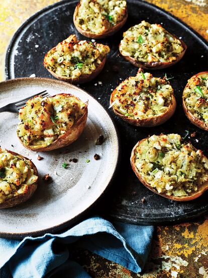 Exuberancia vegetariana. recetas de la chef británico-iraní Sabrina Ghayour. En la imagen, Patatas rellenas de queso feta
y cebolletas