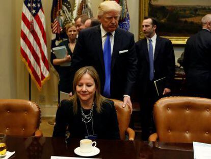 El presidente de EE UU junto a la consejera delegada de GM, Mary Barra, en la reuni&oacute;n en la Casa Blanca con los grandes fabricantes de coches. 