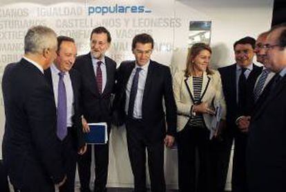 Fotografía facilitada por el PP de su líder y presidente del Gobierno, Mariano Rajoy (3i), junto al vicesecretario de Política Autonómica y Local Javier Arenas (i);  el presidente electo de la Xunta de Galicia, Alberto Núñez Feijóo (c); la secretaria general del PP y presidenta de Castilla la Mancha, María Dolores de Cospedal (4d), y los presidentes de La Rioja, Pedro Sanz (2i);  Madrid, Ignacio González (3d); Extremadura, José Antonio Monago (2d) y Castilla y León, Juan Vicente Herrera, durante la reunión del Comité Ejecutivo Nacional, máximo órgano de dirección del partido, que el Partido Popular ha celebrado hoy para analizar los resultados de las elecciones autonómicas celebradas ayer en el País Vasco y Galicia.