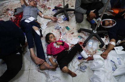 Varios palestinos heridos, este martes en el Hospital Nasser de Gaza.