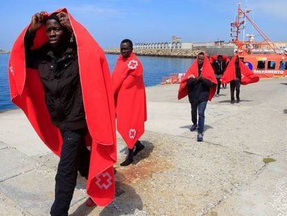 Inmigrantes rescatados por Salvamento Marítimo este lunes en Tarifa.