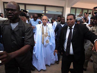 Mohamed Ould Ghazouani, el candidato designado a dedo por el actual presidente, Mohamed Ould Abdelaziz, tras ejercer su derecho a voto en Nuakchot.