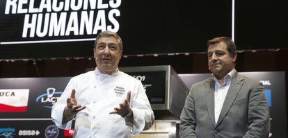 El cocinero catalán Joan Roca y su hermano, el sumiller Josep Roca (a la derecha), durante su ponencia de este martes 'Relaciones Humanas. Claves de la Cocina del Futuro.