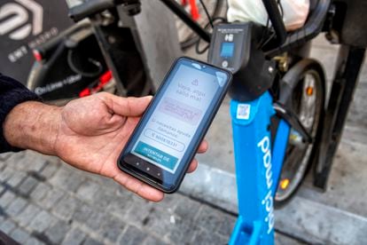 Un usuario comprueba cómo falla la 'app' de Bicimad ante una de las bicis nuevas. 