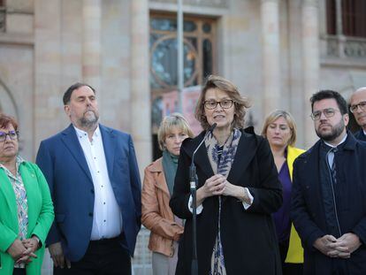 La consejera de Acción Exterior catalana, Meritxell Serret, junto a la cúpula de ERC antes de entrar al juicio por desobediencia, este miércoles.