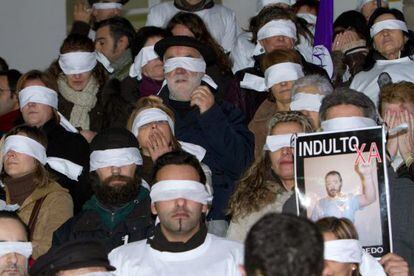 Gran n&uacute;mero de personas durante la concentraci&oacute;n que han llevado a cabo hoy ante la antigua c&aacute;rcel de Vigo